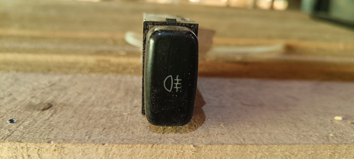 Кнопка включения ПТФ Lancer 9 (03-07) / Pajero Pinin (99-06) б/у (арт. MR190952) Mitsubishi Lancer 9