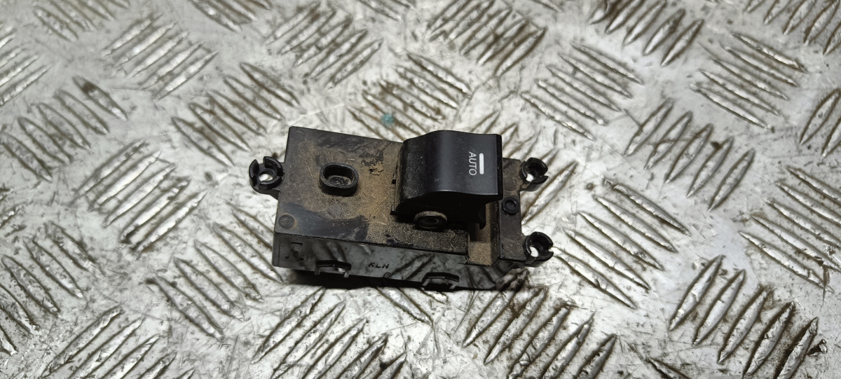 Кнопка стеклоподъемника i40 (2012-2019) пер R б\у (арт. 935753Z0004X) Hyundai i40