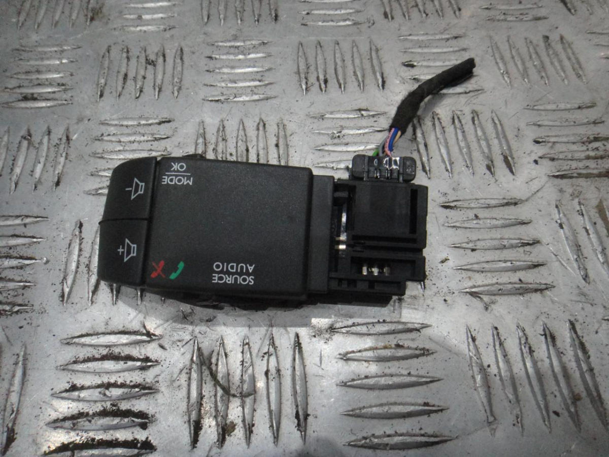 Переключатель подрулевой Logan (14-) \ Sandero (14-) управления магнитолой б\у (арт. 255522448R) Renault Logan