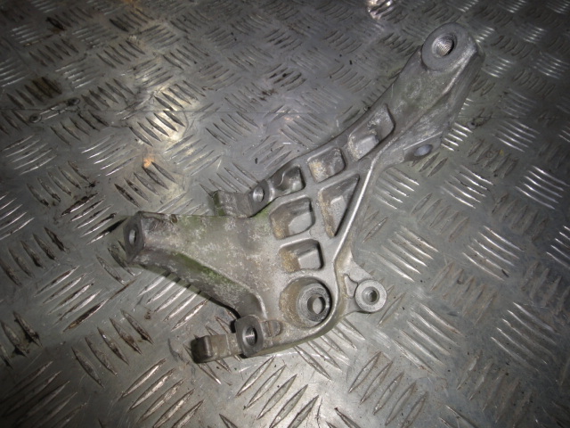 Кронштейн компрессора кондиционера M Y50 (05-10) / G V35 (02-07) VQ35DE б\у (арт. 11910AM600) Infiniti G